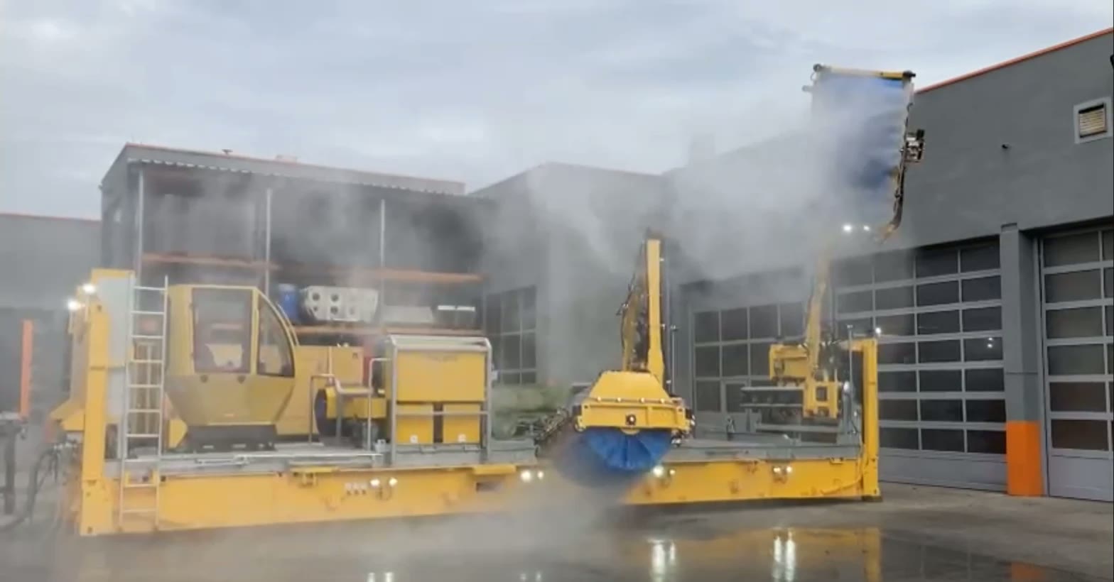 Reinigungsanlage im Testbetrieb mit rotierender Bürste und Wassernebel